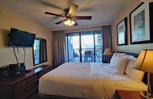 Penthouse Apartment w/Patio, Harbour & City View