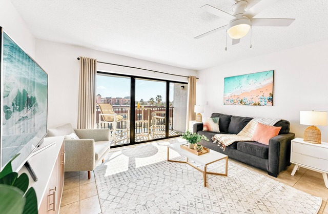 Penthouse Beside Pier with Oceanfront Pool in a Top Location