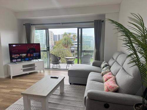Penthouse Delight 3 bd 2 bth free carpark, pool & tennis court