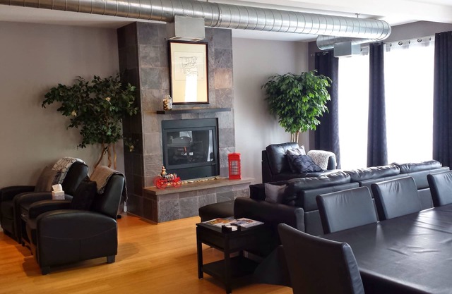 Penthouse for Two! Enjoy the Fall! Relax. Hot tub - Steam Shower - Fireplace.