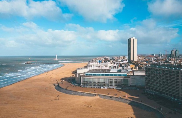 Penthouse in Ostend with sea view dining