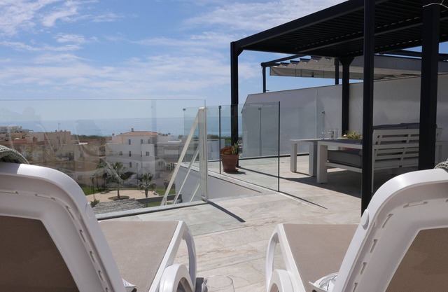 Penthouse Marinsa Torrox – Rooftop terrace, pool & walk to the beach