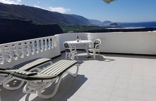 PENTHOUSE (new!) with huge roof terrace and close to the beach