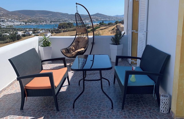 Penthouse studio overlooking Paroikia Bay!