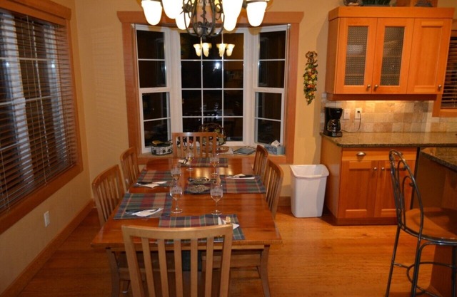 Penthouse view, elevator, steam room, hot tub, den, 2-min walk to groomed trails