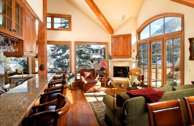 Penthouse W/ Dynamite Views - #417 Walk to Lifts & Downtown