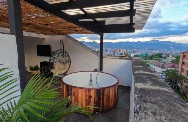 Penthouse w/hot tub lleras park/Great location/Guest friendly