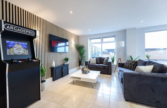 Penthouse with Private Hot Tub | Cambridge Station