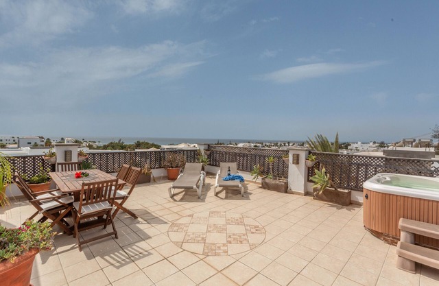 Penthouse with Jacuzzi, Sea & Volcano View