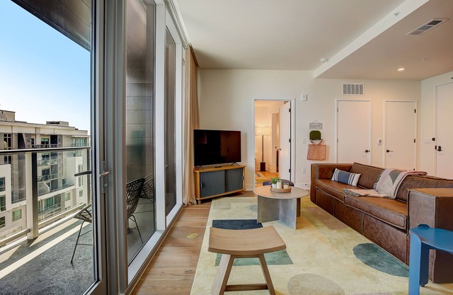 Penthouse with river view balcony, rooftop pool & prime location, dog-friendly