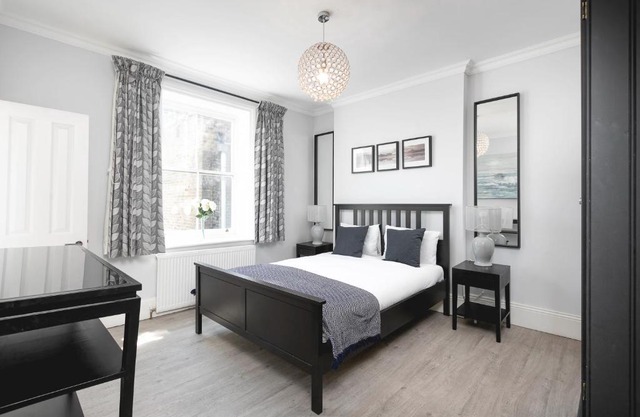 PenthouseStays Notting Hill - Chic 2 Bedroom Apartment w/King Beds - near Portobello Road & Kensington High Street