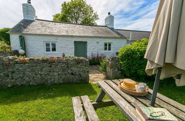 Pentir - a sea view that sleeps 6 guests in 3 bedrooms