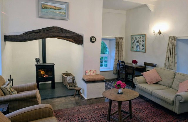 Penwaun, Newport - Three Bedroom Cottage, Sleeps 8