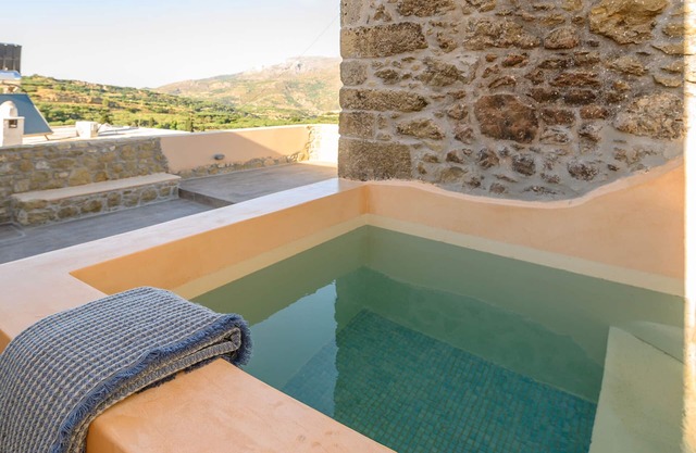 Pera Chorio - Daphne: Artist's stone house with countryside views