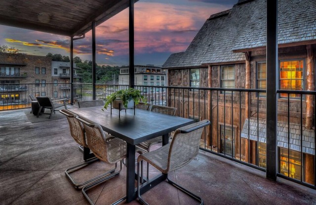 Perch 2 - Downtown Condo | Walk to Dining and Shops | Luxury and Modern
