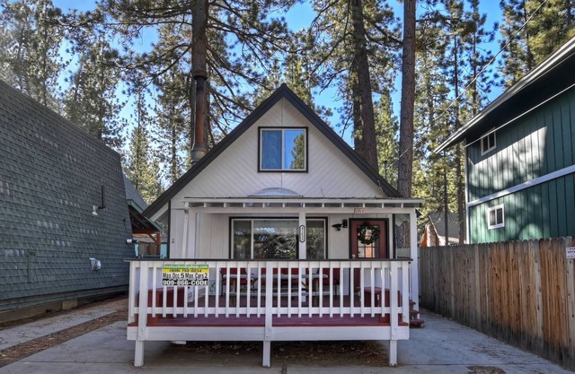 Peregrine Pines By Destination Big Bear: Close to Bear Mountain, Golf Course and Zoo! Hot Tub!