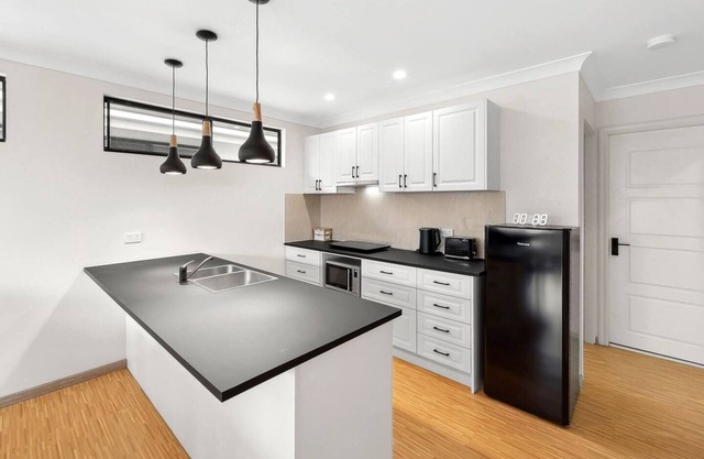 PERFECT 2 BEDROOM APARTMENT FOR GROUPS IN INNER-CITY SUBURB CAIRNS