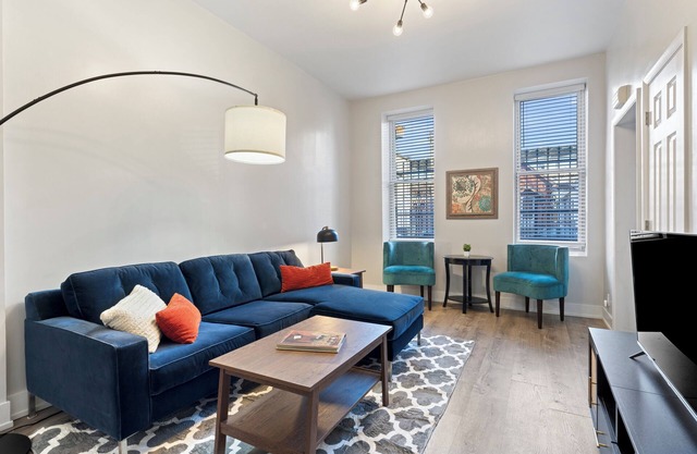 Perfect 2BD/1BA FREE Garage Parking/Laundry in Pilsen. Minutes to downtown.