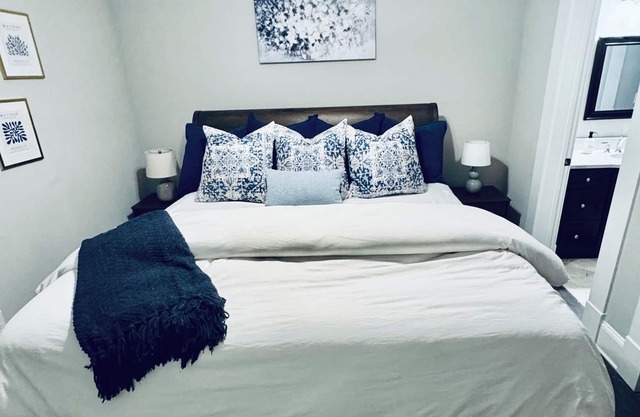 Perfect apartment right in the heart of Grant Park! Walk to the park, Zoo & more