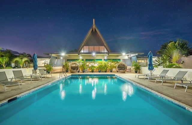 Perfect Beach Destination! 4 Stylish Ocean View Room w/Outdoor Pool + Fireplace