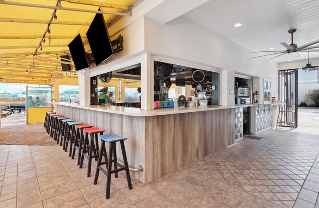 Perfect Beach Getaway: 4 Family Rooms, Outdoor Pool & Pet-Friendly