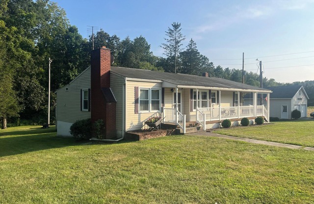 Perfect charming 3-bedroom home to enjoy outdoor activities .