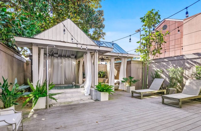 Perfect Escape in Downtown W/ Shared Hot Tub, Steam Rooms, Sun Deck & Fast WiFi!