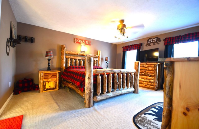 Perfect Fall Getaway! Fire pit, corn hole, shuffleboard, & pet friendly