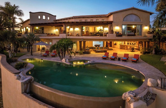 Perfect Family Villa with Swimmable Beach Closeby!