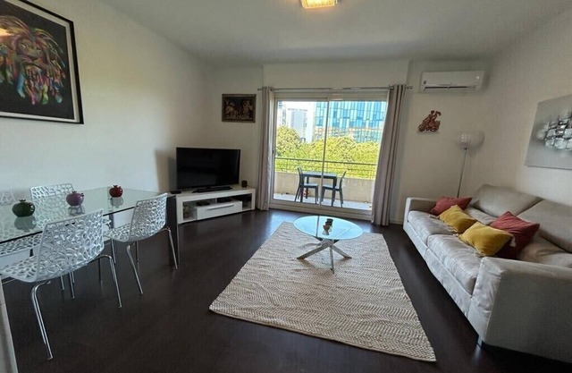 Perfect Family apartment Central -500 m from Velodrome & Centre Prado shopping!