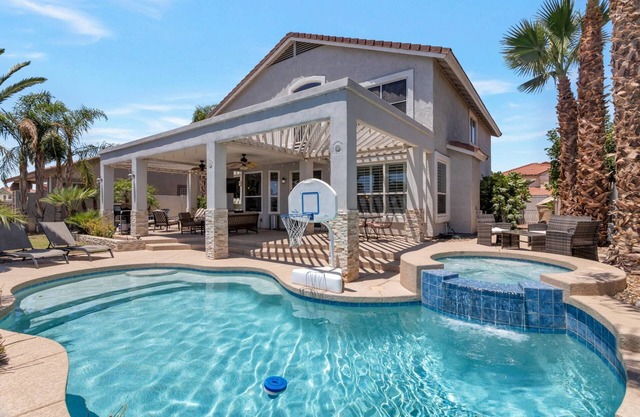 Perfect Family Getaway! Waterfront home w/Kayaks, Private Heated Pool & Spa! Pool table + Free Golf