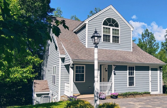 Perfect family getaway spot! Free standing private 4 BR home on Jiminy Peak.