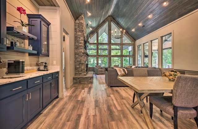 Perfect for Couples,2 King Master bedrooms, Dry Sauna, Hot Tub, 3 covered decks