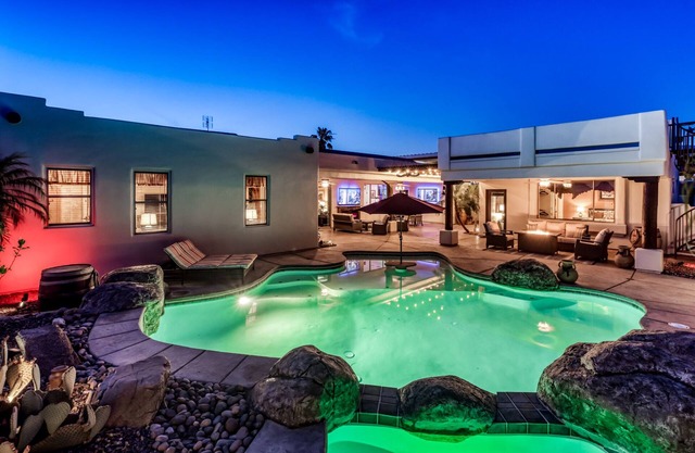 Perfect for Families & Groups w/2 Private Casitas!