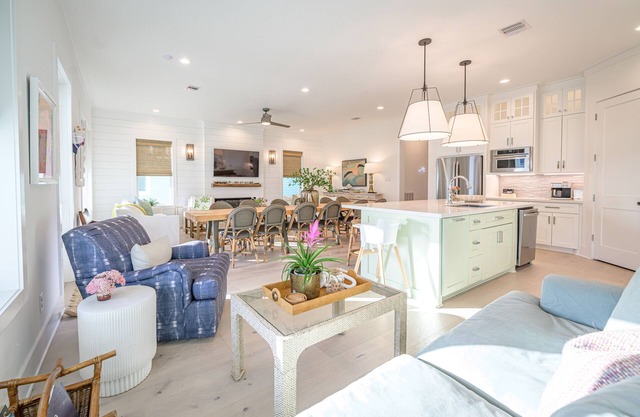 Perfect for Families & Groups/Sleeps 14/Large Table Seats 14/+ Full Amenities
