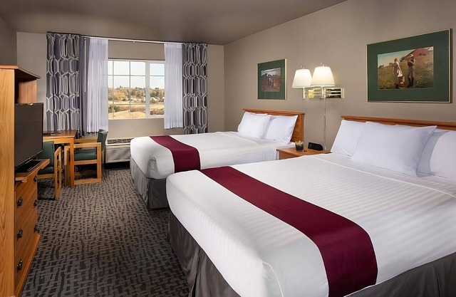 Perfect For Family Getaway, Near WSU! Spacious Room w/Free Parking, Pool