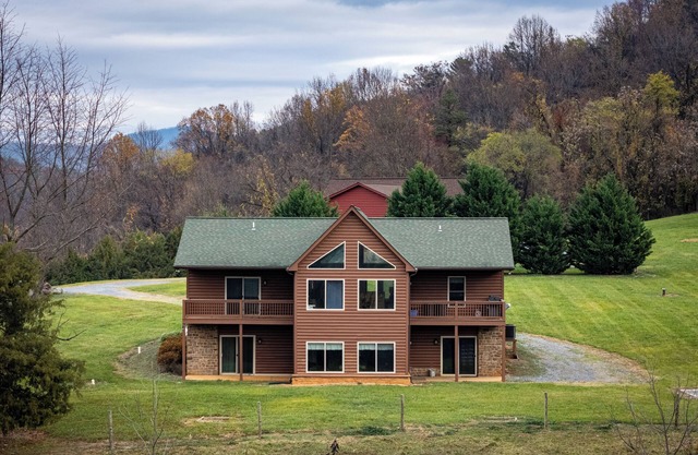 Perfect for Large families a 6 bedroom 3600 SF Cabin in the Valley
