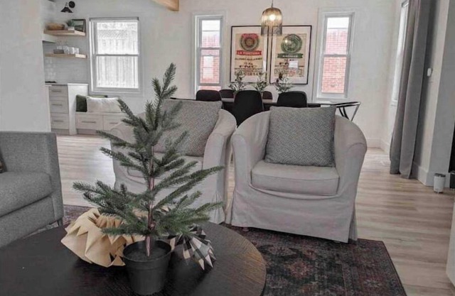 Perfect for large groups, lots of parking, 5BRs, Game Room, Fast Wifi