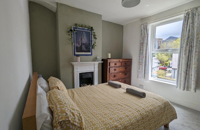 Perfect for Snowdon. Groups, families+dogs welcome