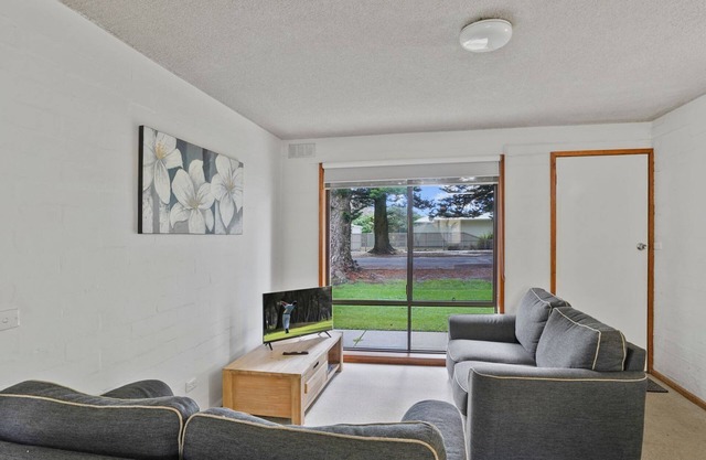 Perfect for your beach holiday, you are only a stone's throw to the Port Fairy East Beach