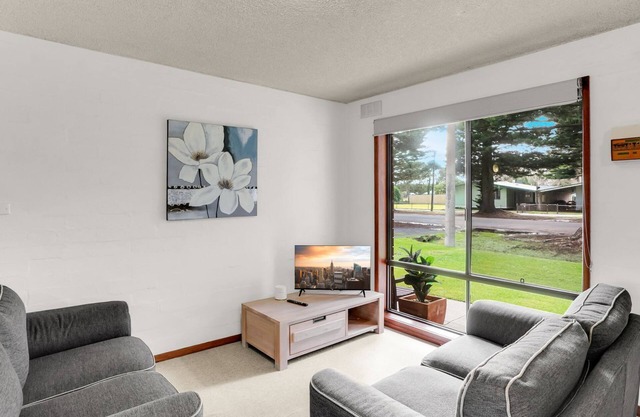 Perfect for your beach holiday, you are only a stone's throw to the Port Fairy East Beach