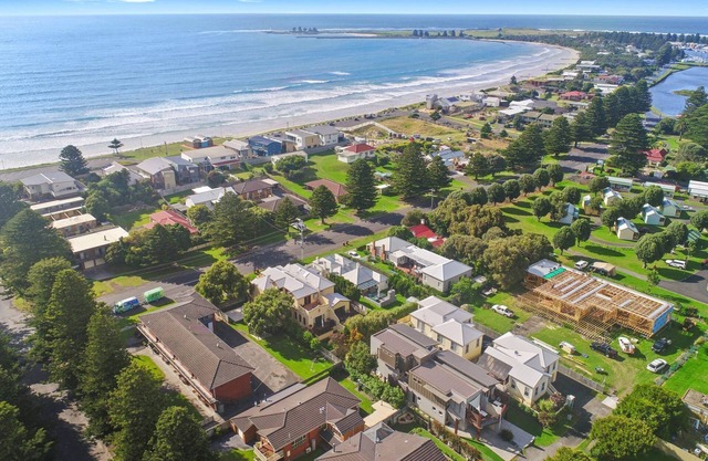 Perfect for your beach holiday, you are only a stone's throw to the Port Fairy East Beach