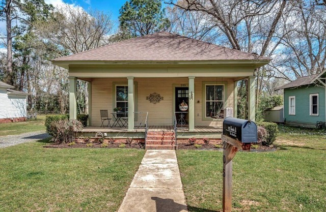 Perfect Getaway! Centrally located to downtown shops, dining, and activities!