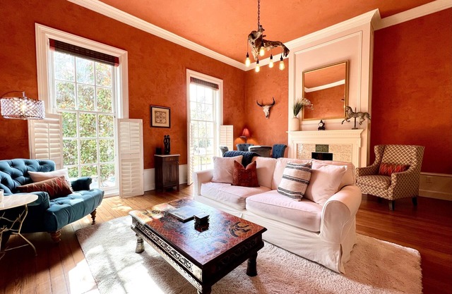 Perfect Getaway Walking Distance to Everything w/Parking by Lucky Savannah