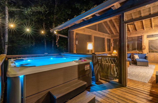 Perfect Highlands Getaway! HOT TUB, Firepit, Zip-line, Close to EVERYTHING!