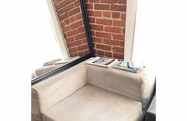 Perfect Hollywood Studio in a great location!