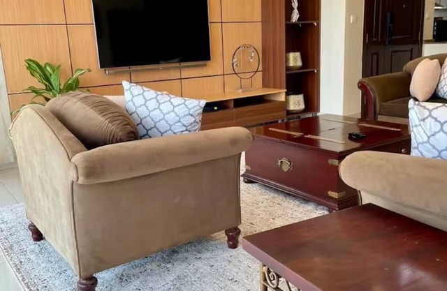 Perfect Lakeview Escape with Pool+Gym+Sauna & Lift