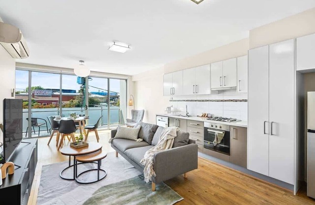 Perfect Location! Cozy Townhouse McKinnon Station