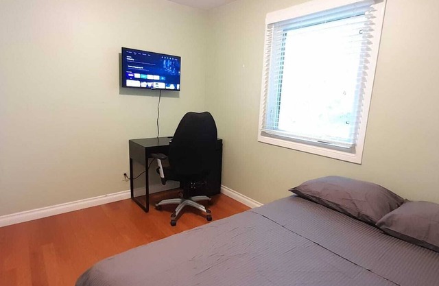 Perfect Location- Few Steps to Algonquin College -Private Room - Girl Only House