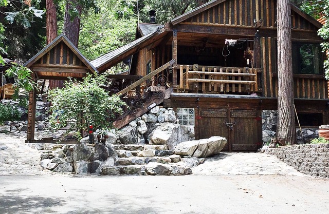 Perfect Location! Hiker's and Dogs (2) Paradise.! Walk to Trails!